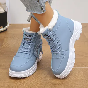 Vue latérale de bottes d'hiver montantes bleu clair avec doublure en fausse fourrure