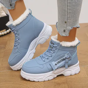 Gros plan de bottines montantes bleu clair pour femmes avec doublure en fourrure