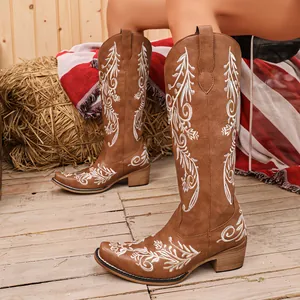 Detailansicht brauner Western-Cowboystiefel mit weißer Stickerei und quadratischer Zehe