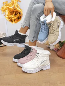 Detailansicht gefütterter High-Top-Stiefeletten in verschiedenen Farben für den Winter