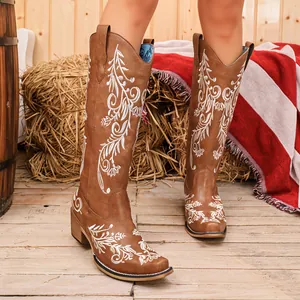 Braune Retro-Western-Cowboystiefel mit weißer Blumenstickerei und eckiger Zehe.