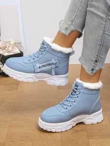 Detailansicht blauer High-Top-Martin-Boots mit weißem Kunstfellfutter und Seitenriemen