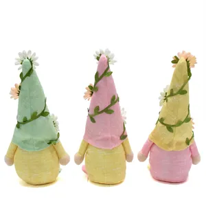 Vista trasera detallada de tres gnomos de peluche con flores y enredaderas