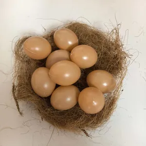 Gedetailleerd overzicht van kunstmatige paaseieren en bruin vezelnest voor DIY