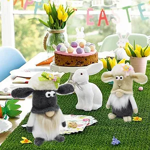 Gnomes de mouton et d'agneau en peluche faits main sur une table de fête de Pâques