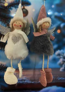 Detail von zwei Plüsch-Weihnachtsengel-Puppen mit Glitzerflügeln und weichem Fell.