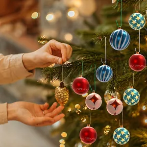 Detail von C-förmigen Metallhaken zum Aufhängen von bunten Ornamenten am Weihnachtsbaum