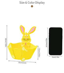 Detaillierte Maße des gelben Osterhasen-Filzkorbs mit Smartphone zum Größenvergleich.