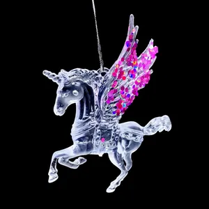 Nahaufnahme eines transparenten Einhorn-Anhängers aus Acryl mit rosa Glitzer-Pailletten
