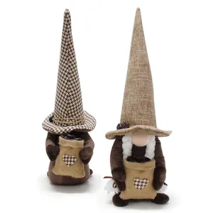 Detalle de vista frontal de dos gnomos con temática de café y sacos de arpillera