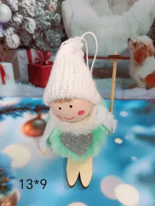 Nahaufnahme eines flauschigen Skifahrer-Puppenanhängers für die Weihnachtsdekoration