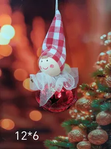 Vue détaillée d'une poupée ange de Noël avec une cloche rouge et un chapeau
