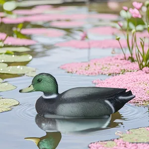 Realistische wilde eend lokvogel drijvend op een rustige vijver met mooie waterlelies