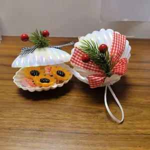 Dekorative zu öffnende Perlmutt-Muschel-Weihnachtsanhänger mit Sonnenblumen und Festbeeren