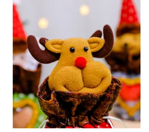 Gros plan d'un renne en feutre mignon sur un sac cadeau de Noël décoratif pour bonbons.