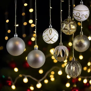 Detail van 6cm kerstballen in zilver, goud en wit met verfijnde geschilderde patronen.