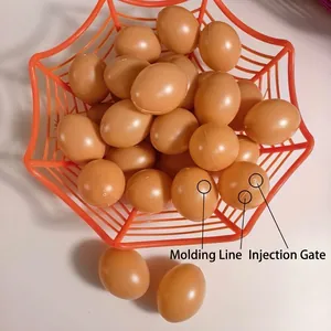 Detailweergave van 6cm gesimuleerde paaseieren met de vormlijn en het injectiepunt.