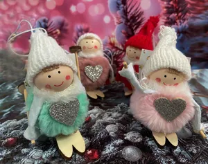 Detailansicht niedlicher Weihnachtsengel Plüschfiguren mit hölzernen Skifüßen