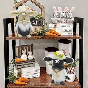 Gnomes agneaux en peluche décorant une étagère en bois au style champêtre