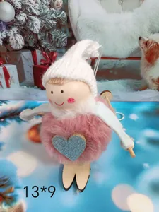 Nahaufnahme eines rosa Plüsch-Skifahrer-Anhängers mit weißer Strickmütze und Herz