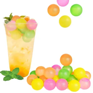 Wiederverwendbare bunte Plastikeisbälle zum Kühlen von Getränken und Partycocktails