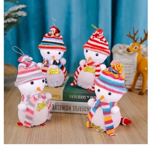 Vierer-Set süße gestrickte Weihnachts-Schneemann-Geschenktüten mit bunten Schals.
