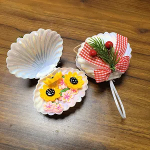 Detaillierte Ansicht der irisierenden, öffenbaren Muscheldeko mit Blumenverzierung