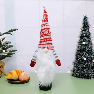 Decoratieve kerstkabouter wijnfleshoes met lange gebreide muts en witte baard
