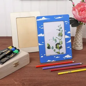 Λεπτομερής άποψη ξύλινων κορνιζών DIY με χειροποίητο σχέδιο μπλε ουρανού