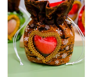 Détail d'un sac de Noël à cordon avec des motifs de flocons de neige et une fenêtre en cœur