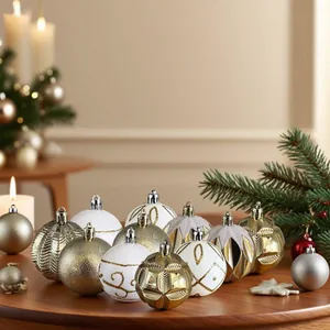 Detailweergave van 6 cm gouden en witte kerstballen op een feestelijk gedekte tafel