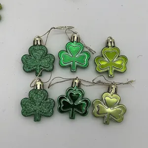 Groene klavertje vier hangende ornamenten set voor St. Patrick's Day feestdecoratie