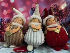 Drei festliche Weihnachtsengel-Puppenornamente mit gestreiften Körpern und Herzen