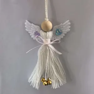 Ornement d'ange de Noël blanc tissé à la main avec ailes en feutre et clochettes.