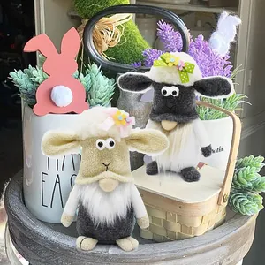 Gros plan d'ornements de gnomes moutons en peluche dans un décor de jardin de Pâques