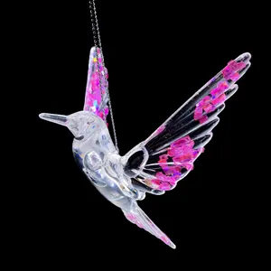 Detail des transparenten Kolibri-Anhängers aus Acryl mit rosa Pailletten