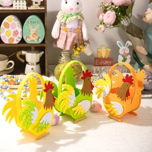 Set aus drei bunten Osterhahn-Filzkörben für Geschenke und Dekorationen.