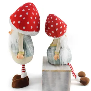 Vue détaillée de deux gnomes de Noël sur le thème des champignons de différentes tailles.