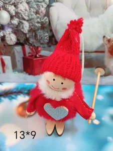 Festliche rote gestrickte Skifahren Schneemann Puppe mit Herz und Holz Skistock Ornament