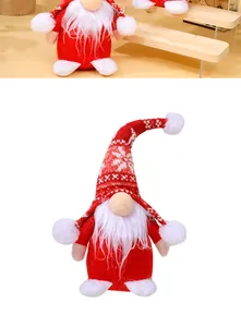 Dettaglio di uno gnomo di Natale in peluche con cappello rosso a fiocchi di neve.