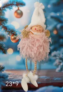 Détail d'un pendentif ange de Noël en peluche rose pour fille, dimensions 23x9 cm