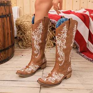 Detailansicht der weißen Stickerei auf braunen Western-Cowboystiefeln aus Leder