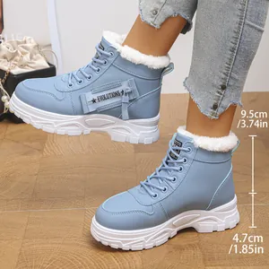 Détail de bottines Martin bleues fourrées avec talon de 4,7 cm et tige de 9,5 cm