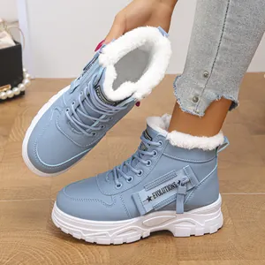 Détail de bottines d'hiver bleu clair pour femmes avec doublure chaude en fausse fourrure blanche
