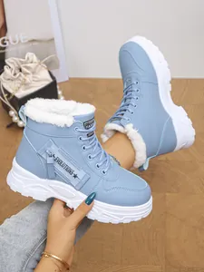 Detailansicht hellblauer gefütterter hoher Damen-Martin-Stiefel.