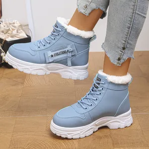 Vue latérale de bottines Martin bleu clair pour femmes avec doublure en fourrure