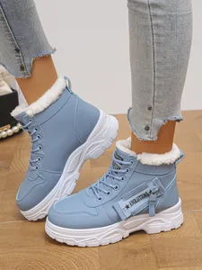 Detail der blauen, pelzgefütterten High-Top-Martin-Boots mit EVOLUTIONS-Seitenband.