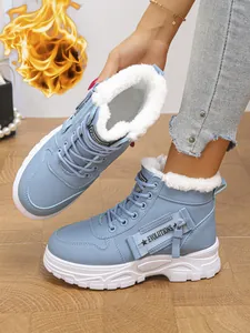 Seitenansicht der hellblauen gefütterten High-Top-Boots mit dekorativem Reißverschluss
