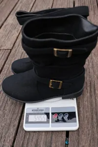 Detailansicht schwarzer Slouchy-Denim-Stiefel mit einem Gewicht von 545,5 Gramm