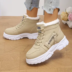 Vue détaillée des bottines Martin beiges pour femmes avec doublure en fausse fourrure blanche
